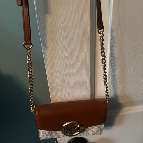 NWOT Michael Kors Hudson Vanilla Crossbody Adjustable Handbag w/Lots of Features - Picture 3 of 14